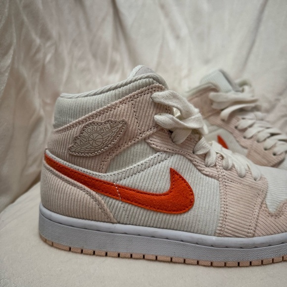 Nike Jordan Women’s 1 Mid SE Sail / Orange - Orange Quartz - Picture 5 of 16